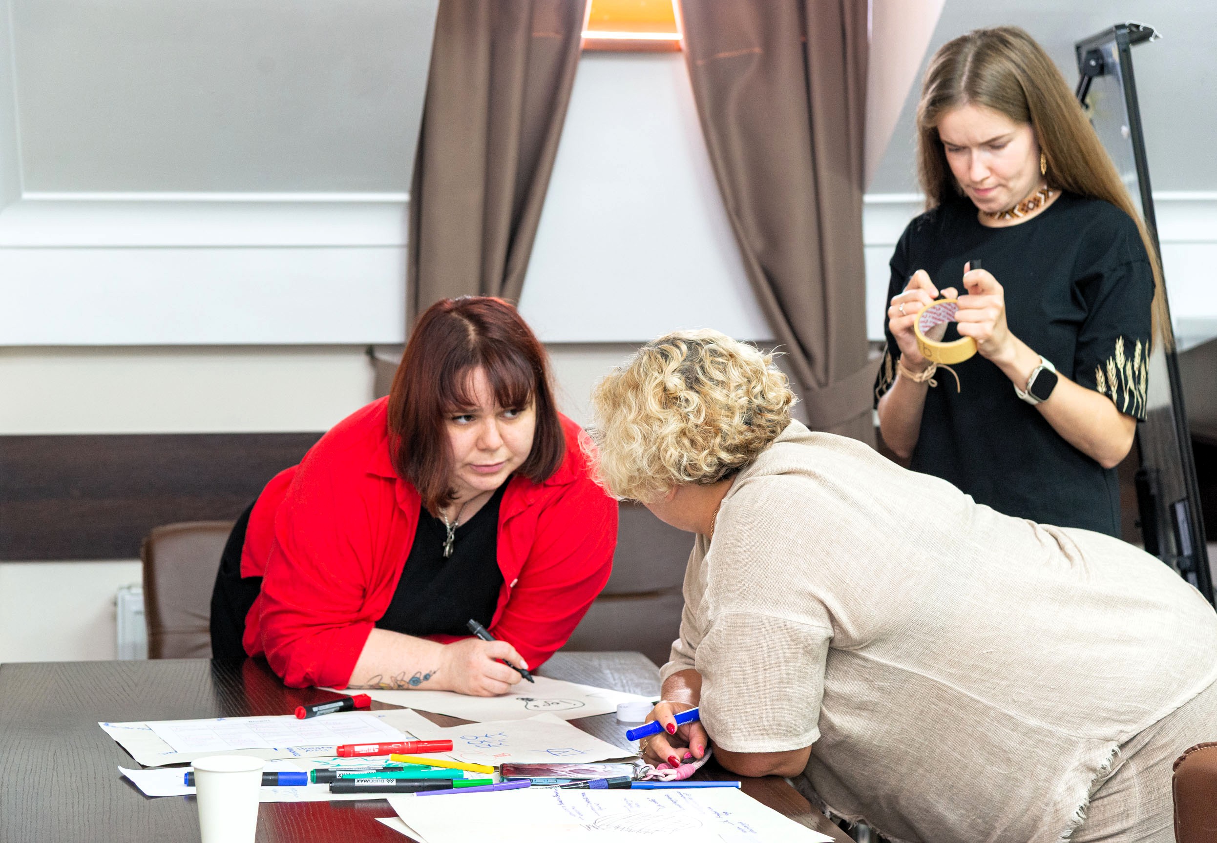 Two participants yearly Compass human rights training seminar for Ukrainian teachers and youth workers in Lviv engaged in discussion