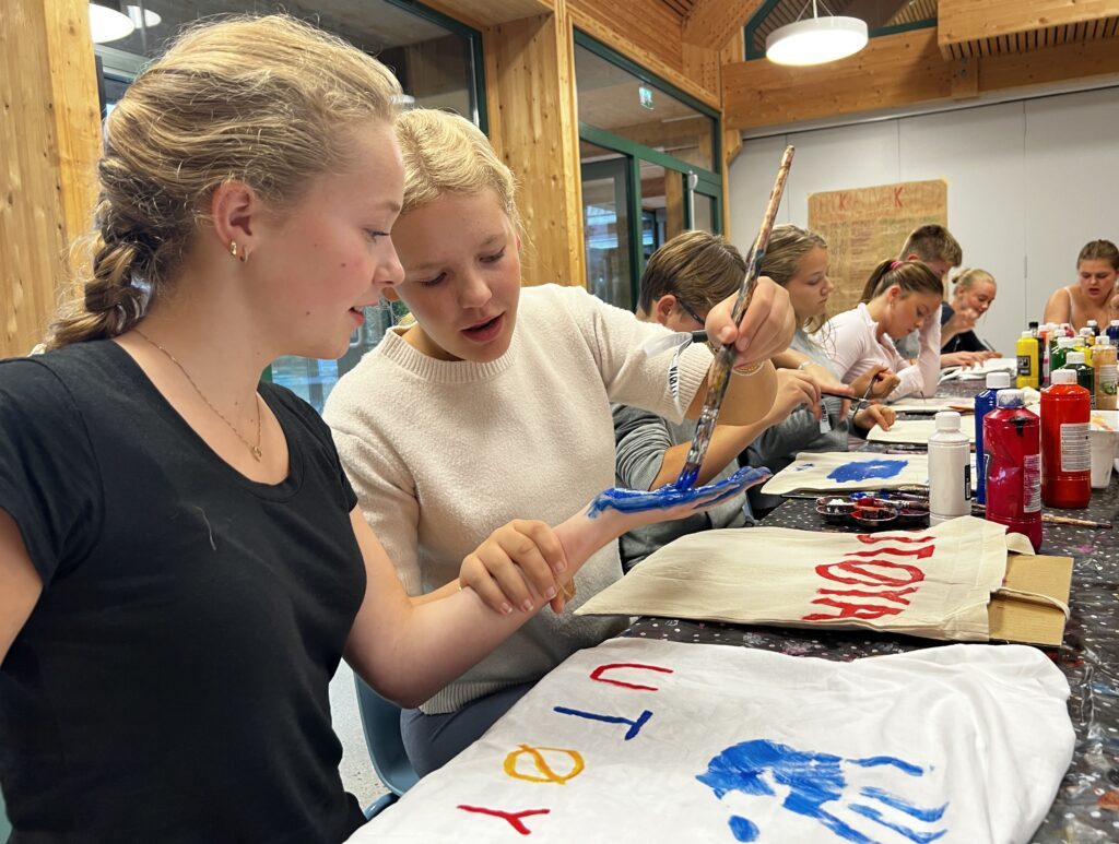 To jenter deltar på kreativt verksted, en øvelse under Demokrativerkstedet på Utøya