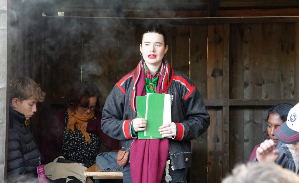 Ida Helene Benonisen er same, men grunnet fornorskningspolitikken bærer hun norsk navn. Gjennom videoer på TikTok, deler hun sin innsats for å gjenoppdage sine og familiens røtter