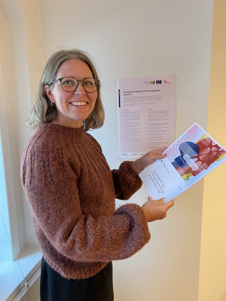 Den demokratiske sjekklista for forebygging av samehets ble utviklet av Norges fem nordligste fylkesungdomsråd i 2024. Sjekklista ble høytidelig overrakt statssekretær Even Aleksander Hagen av ungdomsdelegat Thea Moldstad, og inngår i dag i regjeringens Handlingsplan mot hets og diskriminering av samer.